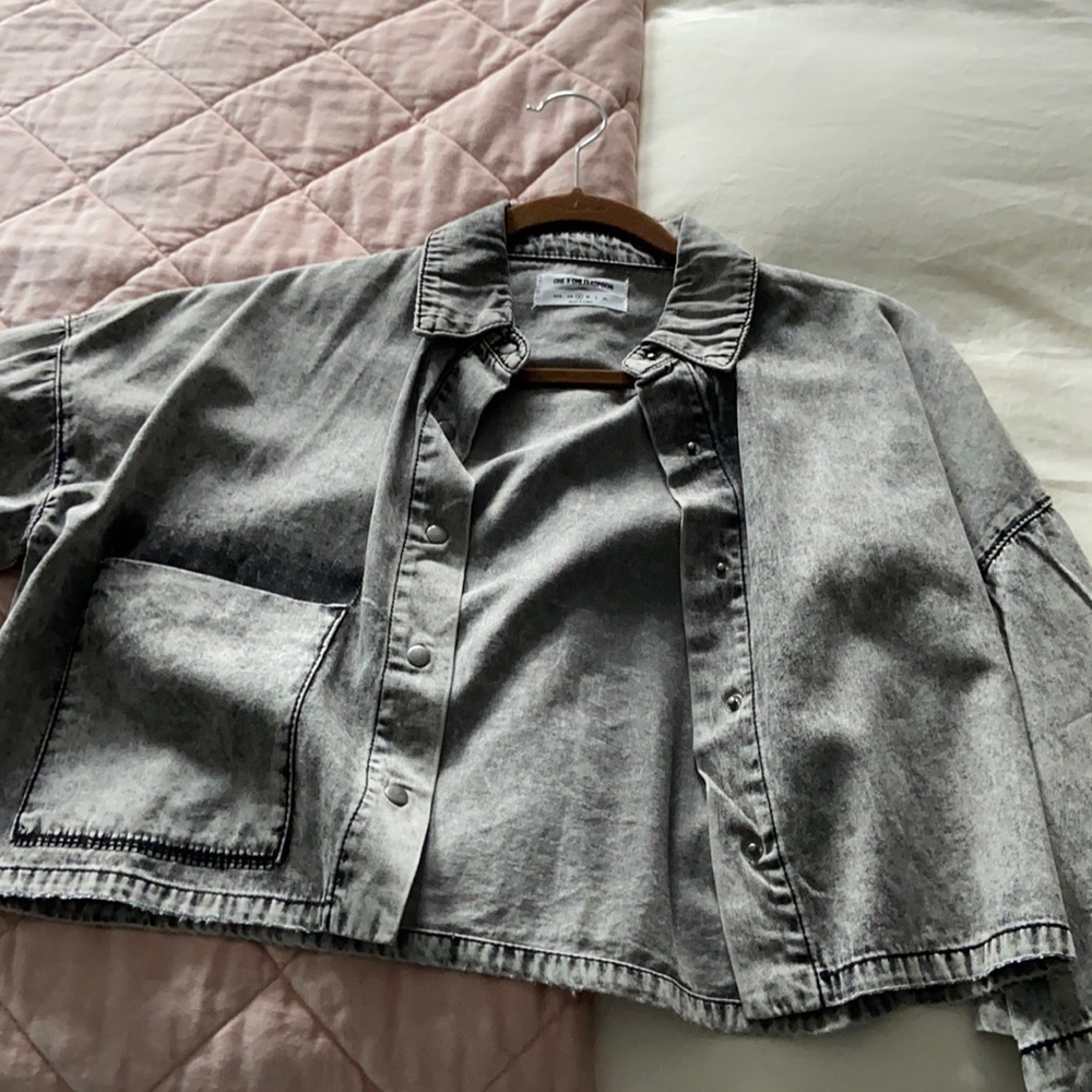 Cropped washed blk denim shirt
